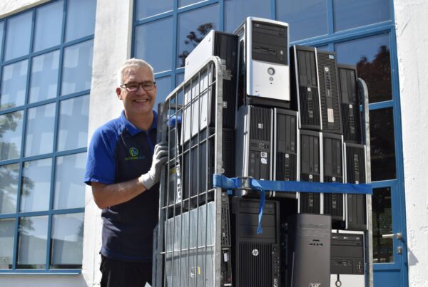 Werknemer van Recycling Best met een kar vol met oude apparatuur - datavernietiging
