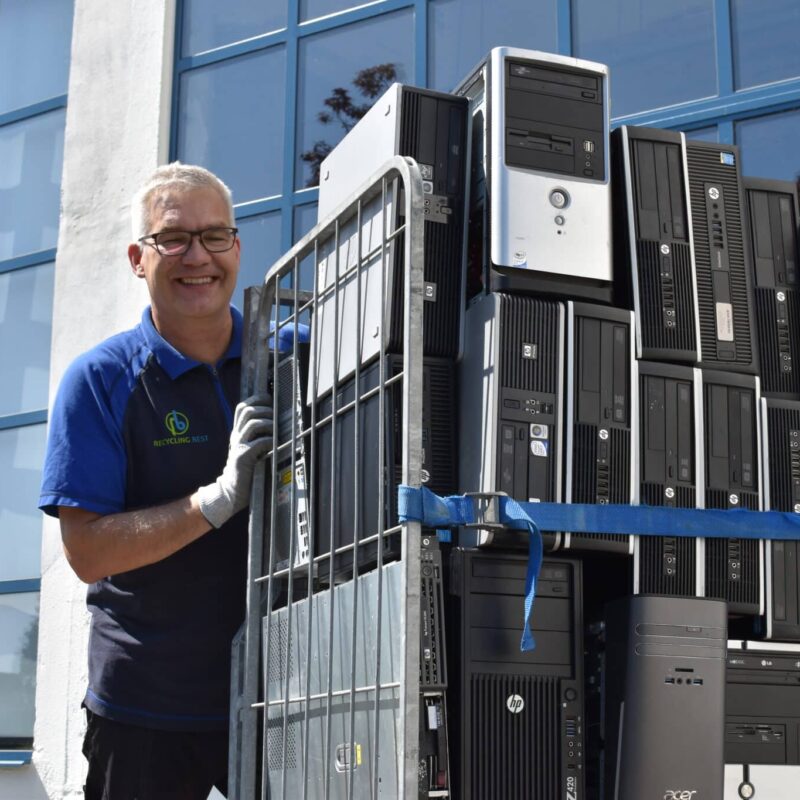 Werknemer van Recycling Best met een kar vol met oude apparatuur - datavernietiging