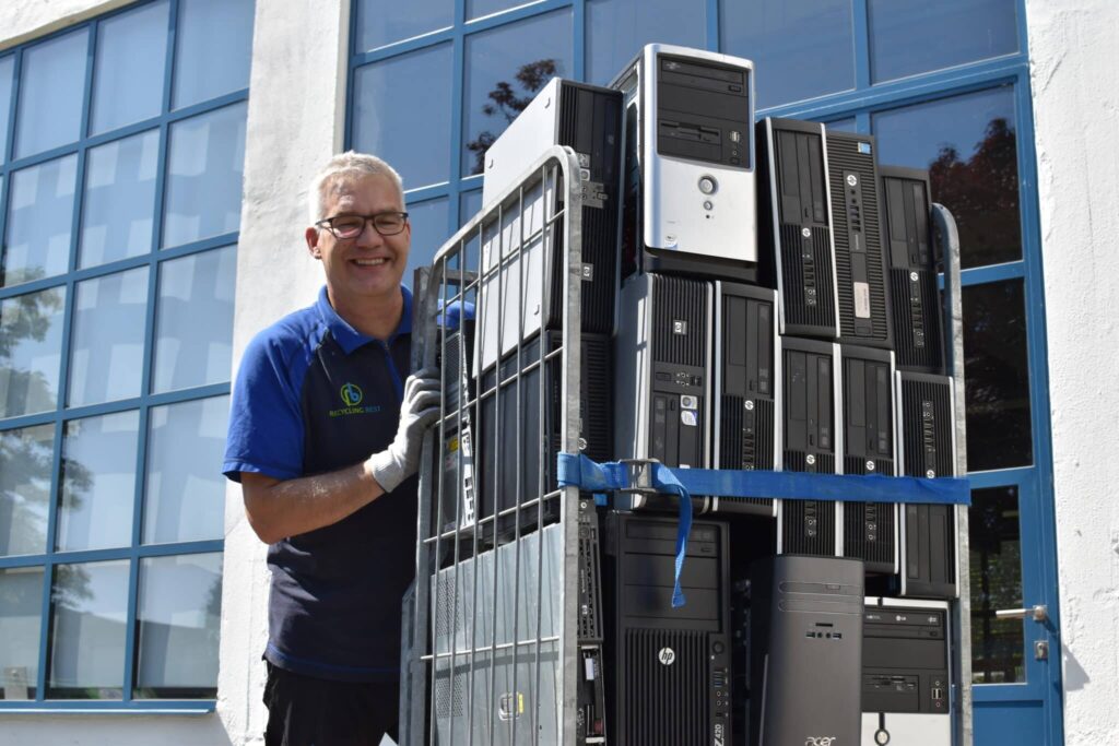 Werknemer-van-Recycling-Best-met-een-kar-vol-met-oude-apparatuur-datavernietiging-laptop-recycling-Recycling-Best