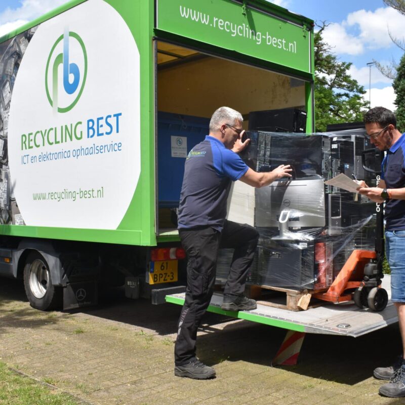 Recycling Best medewerkers die IT-afval in een vrachtwagen afvoeren - Recycling Best