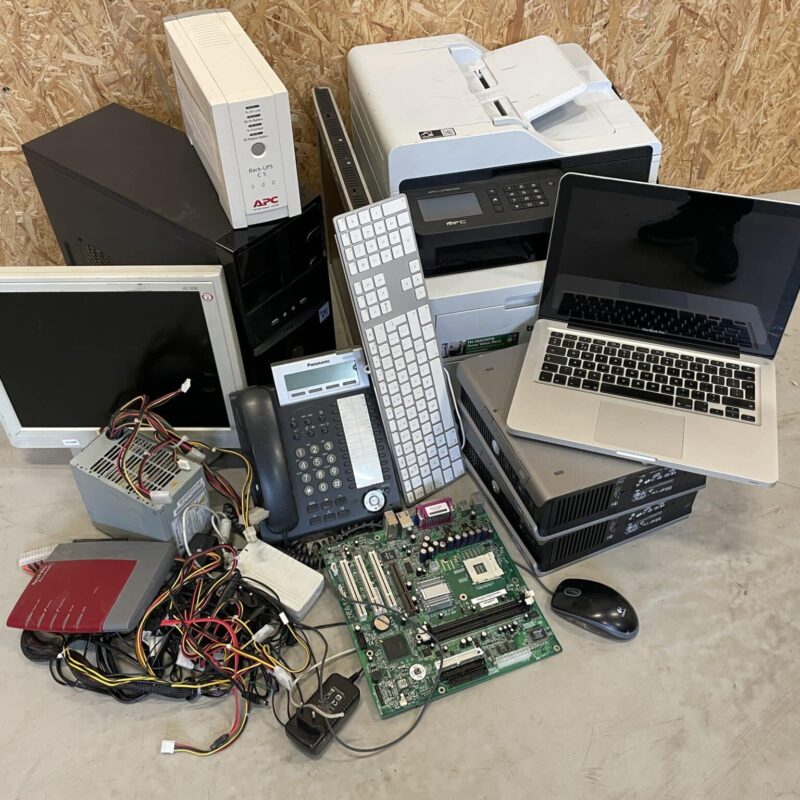Een hoop oude apparaten bij elkaar - refurbished ICT - Recycling Best