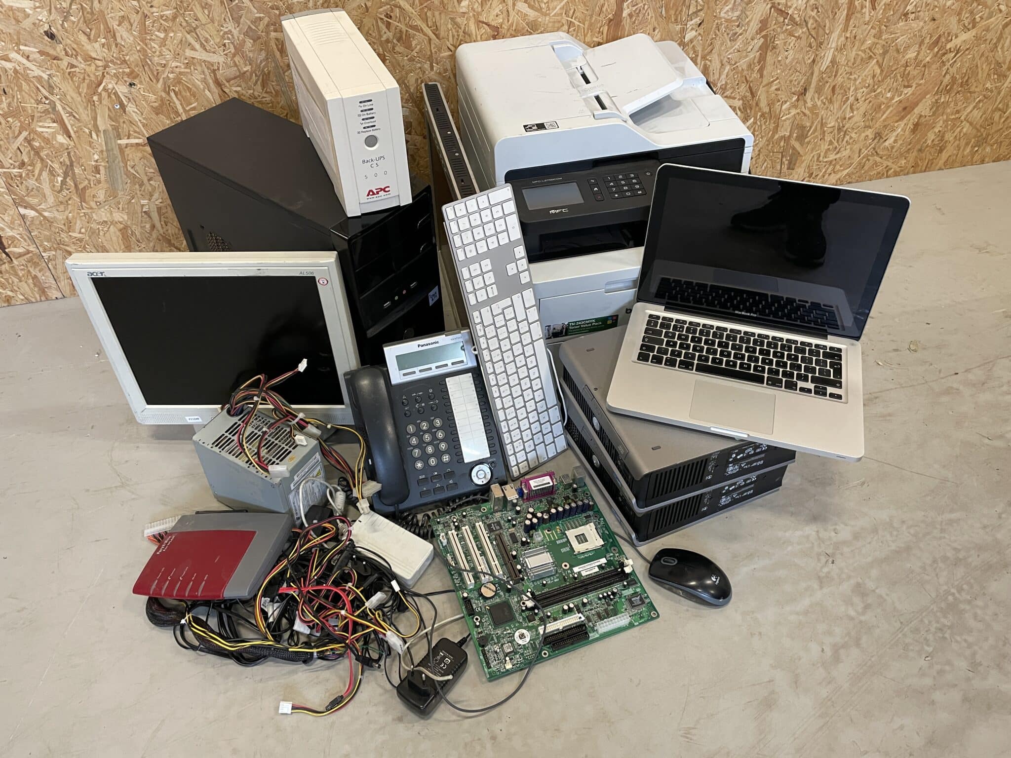 Een hoop oude apparaten bij elkaar - refurbished ICT - Recycling Best